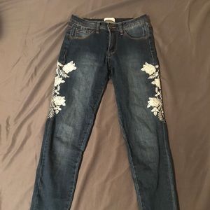 URBAN OUTFITTERS White Embroidery Skinny Jeans